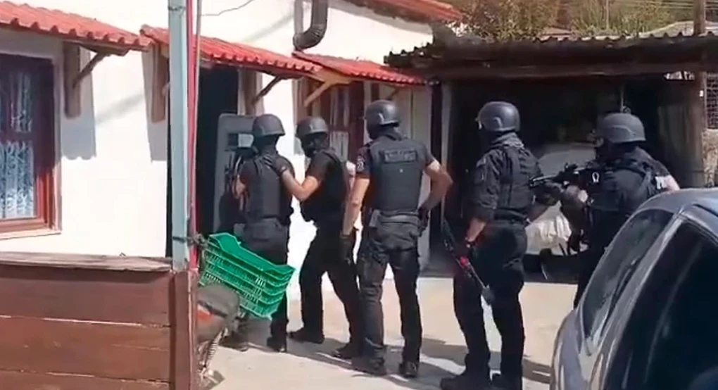 Η στιγμή που ένοπλοι αστυνομικοί των ΟΠΚΕ κάνουν έφοδο σε σπίτι 62χρονου  που έκοβε ξύλα από το δάσος της Αρέθουσας και τα πουλούσε
