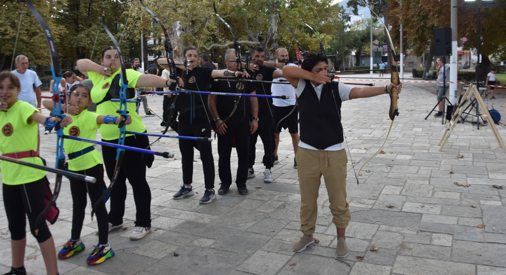 Μεγάλη επιτυχία σημείωσε η επίδειξη Τοξοβολίας στο Πλακόστρωτο του Δημοτικού Πάρκου Νάουσας