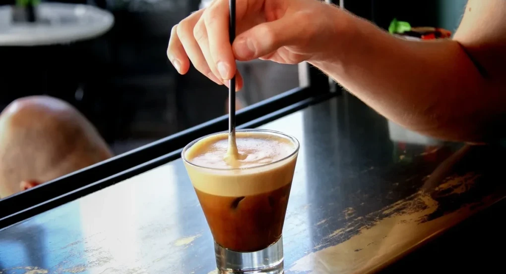 Καφές από… χρυσάφι και στο βάθος νέες αυξήσεις – Ανησυχία για το ράλι ανόδου των τιμών του στα Χρηματιστήρια