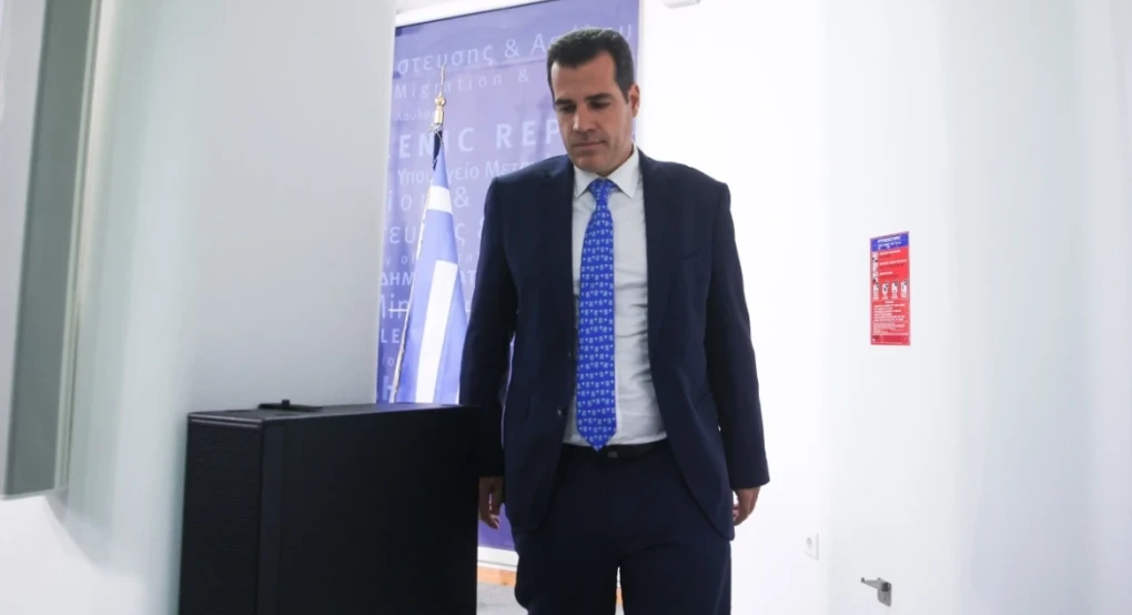 Πλεύρης: «Εμείς θα επιλέγουμε ποιος θα έρθει, για πόσο χρόνο και με ποιους όρους» – Αποκαλυπτήρια στο υπουργικό για το πλαίσιο νόμιμης μετανάστευσης