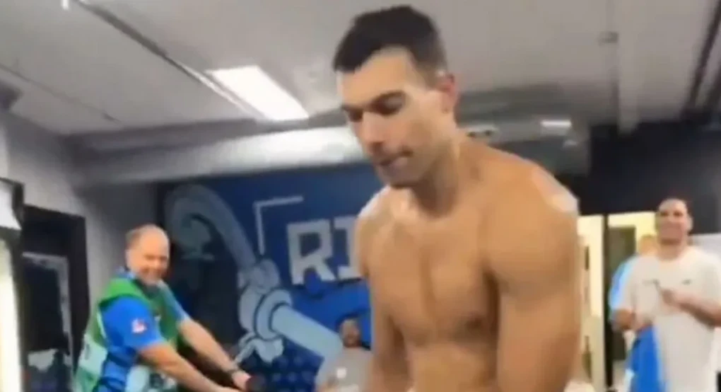 Μπάσκετ: Ο Γιάννης κάνει story και ο Σλούκας χορεύει φορώντας μόνον την πετσέτα του Μπάσκετ: Ο Γιάννης κάνει story και ο Σλούκας χορεύει φορώντας μόνον την πετσέτα του