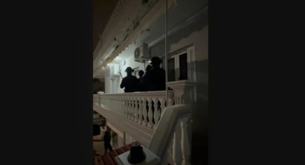 Αστυνομικοί «μπουκάρουν» σε σπίτι σπείρας που εξαπατούσε ηλικιωμένους - Πάνω από 2 εκατ. ευρώ η λεία