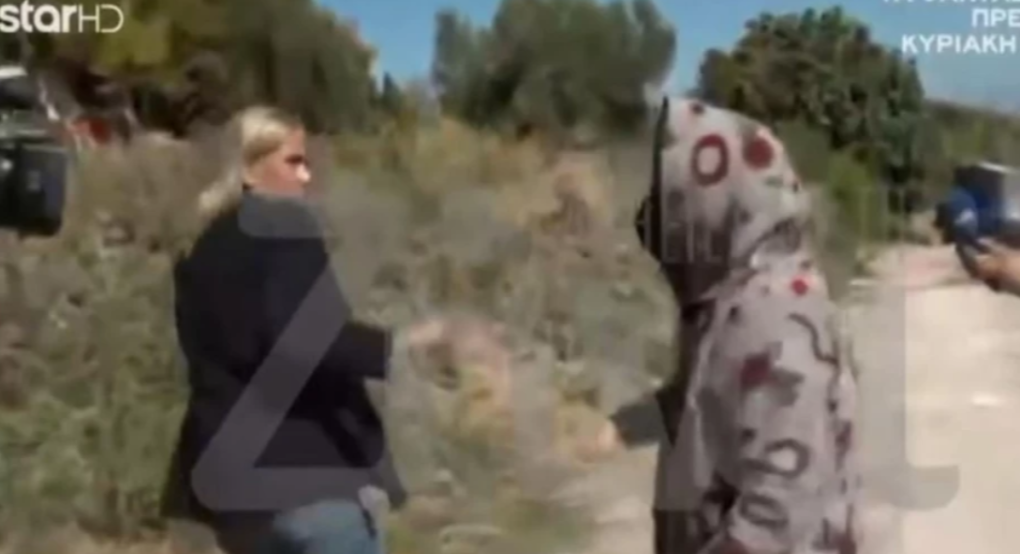 Βίντεο: Επιτέθηκε σε δημοσιογράφο η 62χρονη που έθαψε τη μητέρα της σε στάβλο