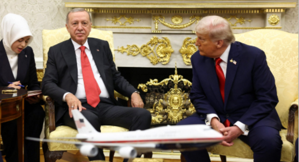 «Γνωρίζει για νοθευμένες εκλογές καλύτερα από τον καθένα»: Το αστείο (;) Τραμπ για τον Ερντογάν