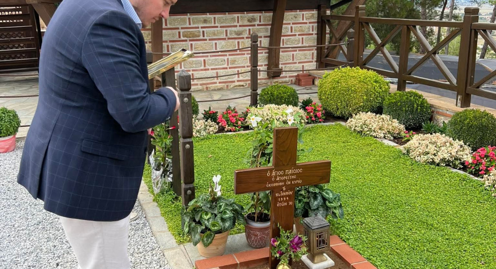 Ο Βαγγέλης Θωμάς στον τάφο του Αγίου Παϊσίου