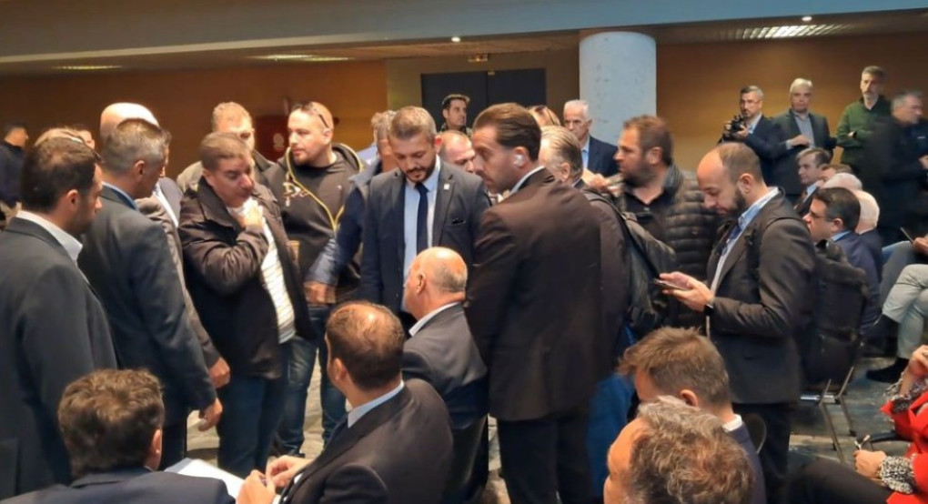 Ένταση στη Λιβαδειά: Συγκρούσεις αγροτών με ΜΑΤ κατά την επίσκεψη του Υπουργού Αγροτικής Ανάπτυξης