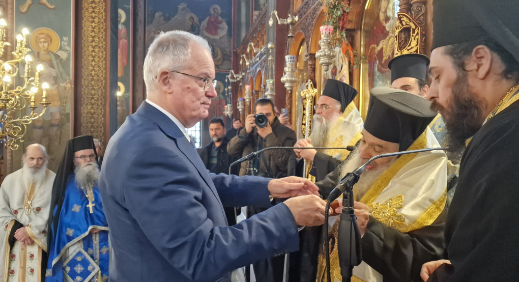 Το δώρο του Μητροπολίτη Ιωήλ στον πρόεδρο της Δημοκρατίας Το δώρο του Μητροπολίτη Ιωήλ στον πρόεδρο της Δημοκρατίας