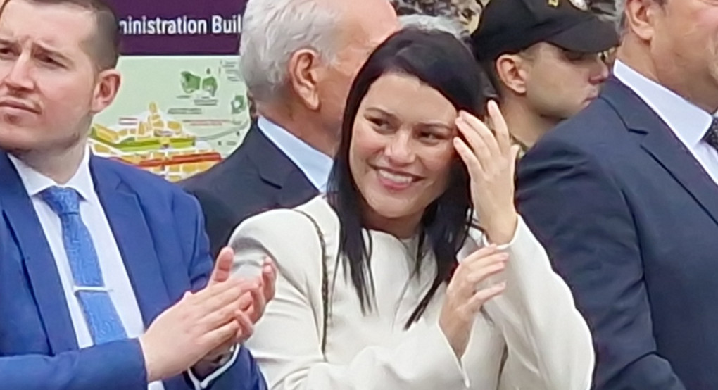 Ελένη Λαζάρου..."λαμπερή" στην παρέλαση Ελένη Λαζάρου..."λαμπερή" στην παρέλαση