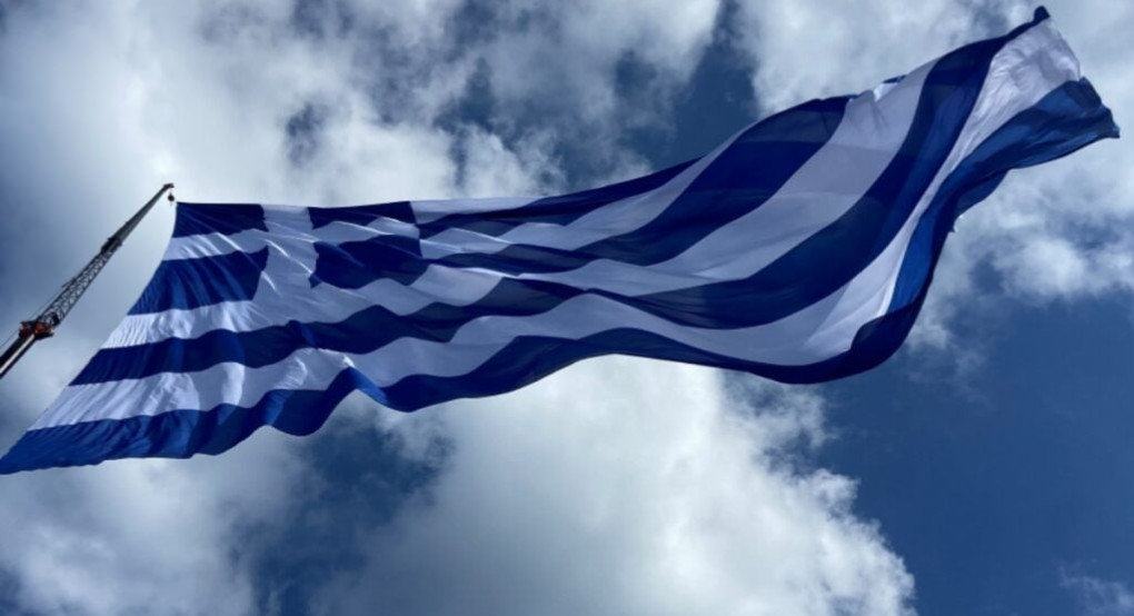 Ρόδος: Συνελήφθη 34χρονη Δανή που κατέβασε την ελληνική σημαία – Επιτέθηκε και σε αστυνομικό