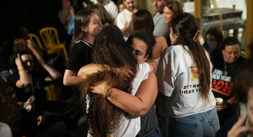 Δάκρυα χαράς και ανακούφισης σε Τελ Αβίβ και Γάζα – Πανηγυρισμοί για τη συμφωνία ειρήνης Δάκρυα χαράς και ανακούφισης σε Τελ Αβίβ και Γάζα – Πανηγυρισμοί για τη συμφωνία ειρήνης