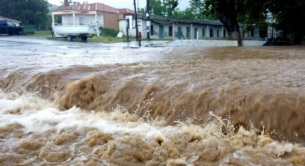 Ημαθία: Υπερχείλισε ο ποταμός Τριπόταμος – Πού έχει διακοπεί η κυκλοφορία