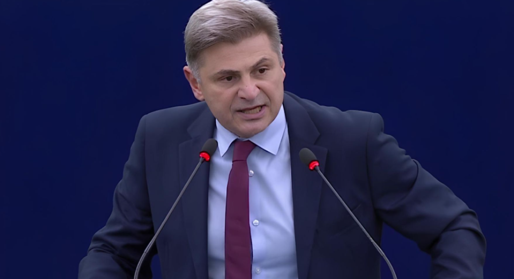 Επίθεση Φαραντούρη σε φον ντερ Λάιεν: «Οδηγείτε την ΕΕ στην κατάρρευση σαν χάρτινο πύργο»