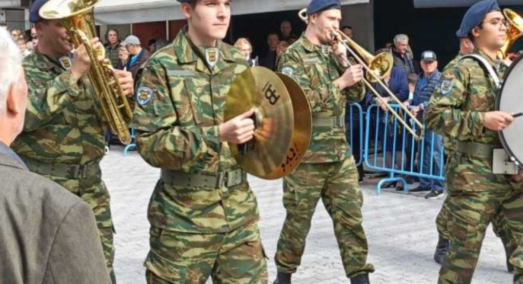 Εντυπωσίασε η στρατιωτική μπάντα στην παρέλαση για την Απελευθέρωση των Γιαννιτσών