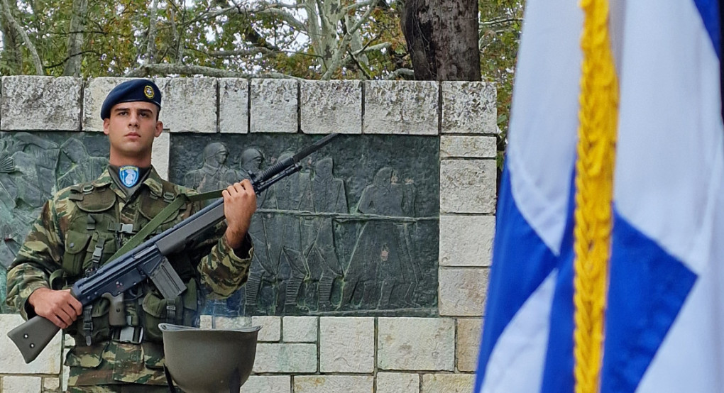 Παλικάρι με ελληνική λεβεντιά στο Ηρώον της Έδεσσας Παλικάρι με ελληνική λεβεντιά στο Ηρώον της Έδεσσας
