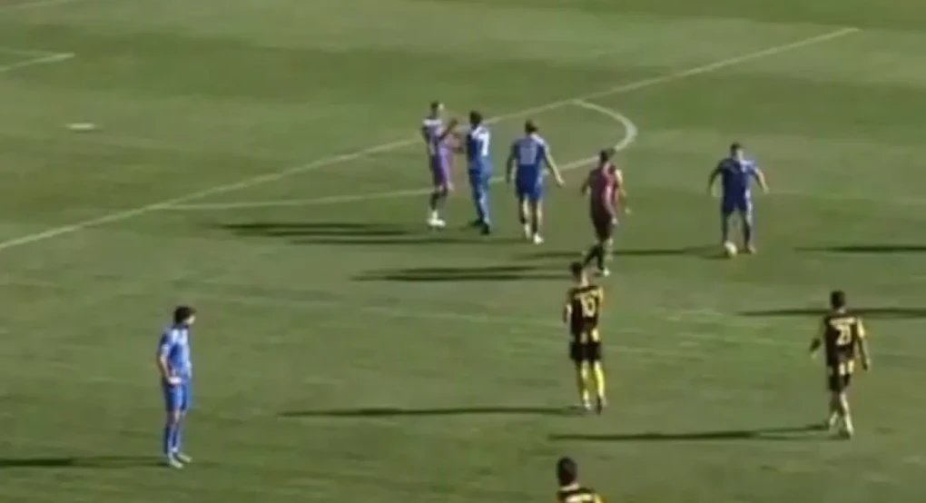 Απίστευτα σκηνικά στη Super League 2: Οι παίκτες της Καβάλας «έστειλαν» τον τερματοφύλακά τους στην κερκίδα μετά τα τραγικά του λάθη Απίστευτα σκηνικά στη Super League 2: Οι παίκτες της Καβάλας «έστειλαν» τον τερματοφύλακά τους στην κερκίδα μετά τα τραγικά του λάθη