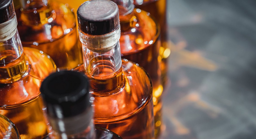 Λαθραίο αλκοόλ: Κυκλώματα απλώνουν δίχτυα σε κάβες και νυχτερινά κέντρα -Κίνδυνοι για δημόσια υγεία και απώλεια εσόδων εκατ. ευρώ Λαθραίο αλκοόλ: Κυκλώματα απλώνουν δίχτυα σε κάβες και νυχτερινά κέντρα -Κίνδυνοι για δημόσια υγεία και απώλεια εσόδων εκατ. ευρώ