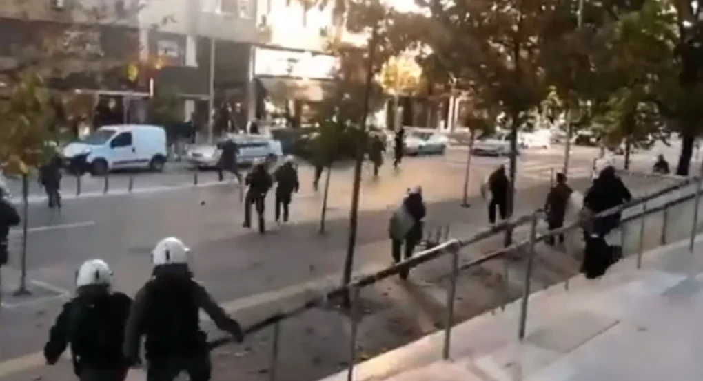 Επεισόδια έξω από τα δικαστήρια Θεσσαλονίκης λίγο πριν τη δίκη για τη δολοφονία Καμπανού - Δύο συλλήψεις