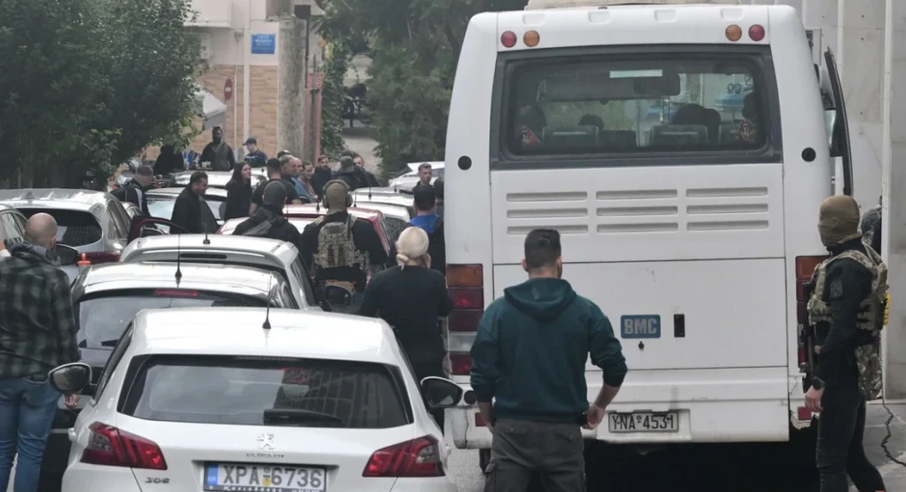 Με κονβόι και δρακόντεια μέτρα ασφαλείας στη ΓΑΔΑ οι συλληφθέντες για τη μαφία του ΟΠΕΚΕΠΕ Με κονβόι και δρακόντεια μέτρα ασφαλείας στη ΓΑΔΑ οι συλληφθέντες για τη μαφία του ΟΠΕΚΕΠΕ