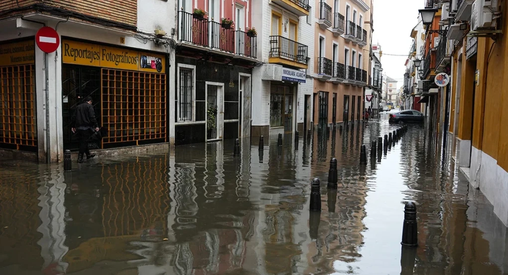Σεβίλλη και Ουέλβα βυθίστηκαν στο νερό: Πλημμύρες σε νοσοκομεία και σχολεία, ακινητοποιημένα μετρό και τρένα Σεβίλλη και Ουέλβα βυθίστηκαν στο νερό: Πλημμύρες σε νοσοκομεία και σχολεία, ακινητοποιημένα μετρό και τρένα
