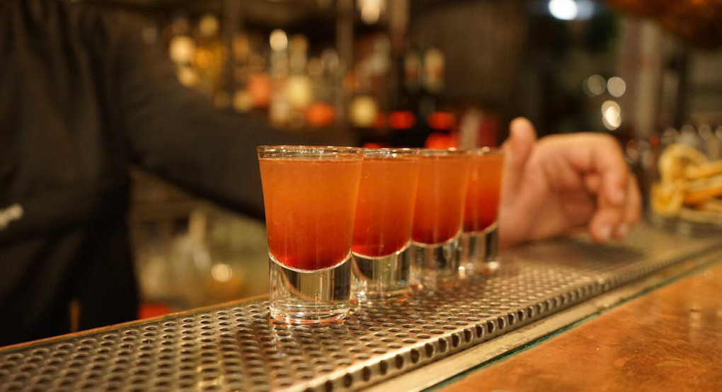 Σε μαγαζί στην Κέρκυρα μοίραζαν σε σφηνάκια τα υπολείμματα ποτών που μάζευαν -Τι έδειξαν έλεγχοι για λαθραία ποτά Σε μαγαζί στην Κέρκυρα μοίραζαν σε σφηνάκια τα υπολείμματα ποτών που μάζευαν -Τι έδειξαν έλεγχοι για λαθραία ποτά