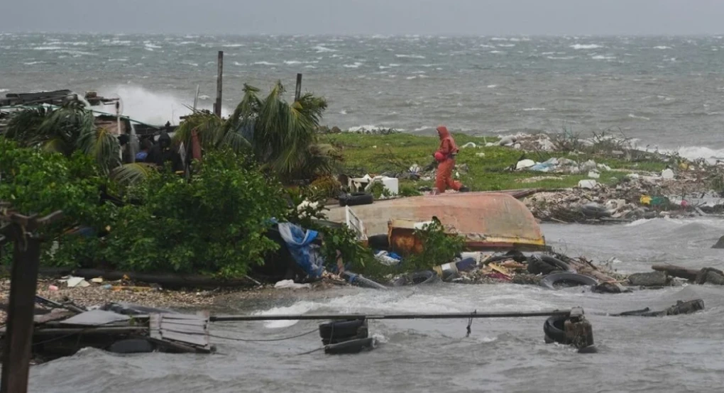 Καταστροφή στην Τζαμάικα, συναγερμός στην Κούβα για τον φονικό τυφώνα «Μελίσα» – Εκατοντάδες χιλιάδες εκκενώνουν τις εστίες τους Καταστροφή στην Τζαμάικα, συναγερμός στην Κούβα για τον φονικό τυφώνα «Μελίσα» – Εκατοντάδες χιλιάδες εκκενώνουν τις εστίες τους