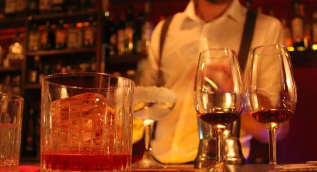 Θεσσαλονίκη: Αθώος 24χρονος μπάρμαν που σέρβιρε αλκοόλ σε 15χρονο Θεσσαλονίκη: Αθώος 24χρονος μπάρμαν που σέρβιρε αλκοόλ σε 15χρονο