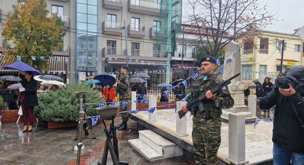 Αγέρωχοι Έλληνες στρατιώτες: Δεν πτοήθηκαν απο την βροχή