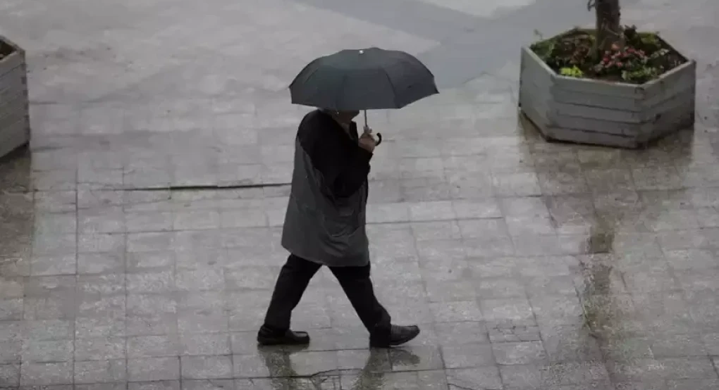 Καιρός: Καταιγίδες, βροχές και πτώση θερμοκρασίας