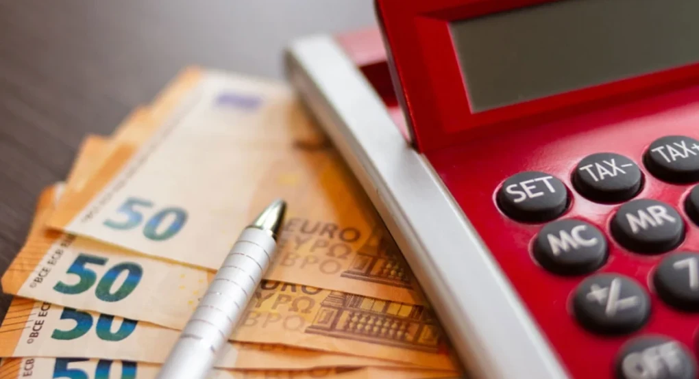 Δώρο Χριστουγέννων: Νωρίτερα φέτος η καταβολή του, τι πρέπει να γνωρίζουν εργοδότες και εργαζόμενοι