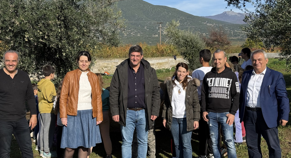 Αχλαδοχώρι/Στάθης Φουντουκίδης: Σε μάζεμα ελιάς από τους μαθητές του Δημοτικού Σχολείου ο Δήμαρχος