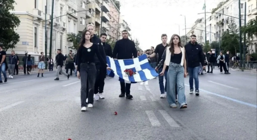 Η κόρη της Φώφης Γεννηματά στην κορυφή της πορείας με τη αιματοβαμμένη σημαία του Πολυτεχνείου - Δείτε φωτογραφία