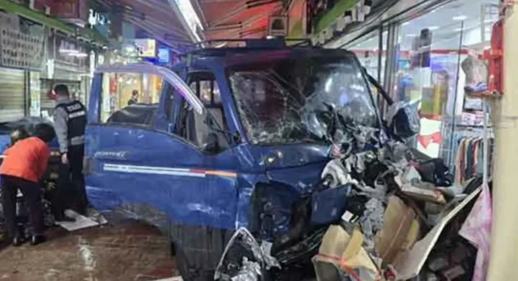 Φορτηγάκι έπεσε σε αγορά στη Νότια Κορέα - 20 τραυματίες, οι δύο δεν έχουν τις αισθήσεις τους