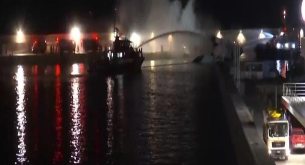 Μαρίνα Ζέας- Πειραιάς : Φωτιά σε πολυτελή γιοτ - Βυθίστηκαν τα τρία