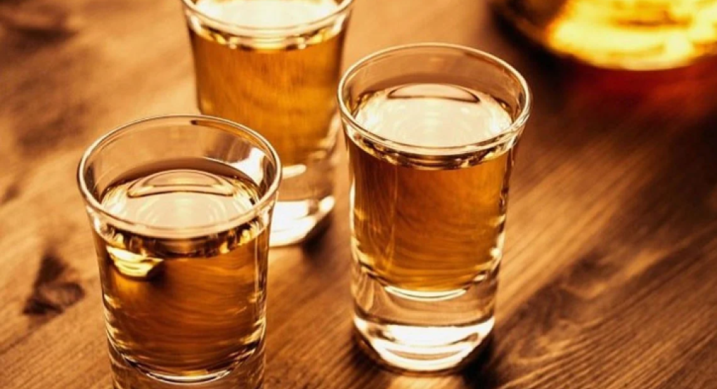 Μελέτη: Η υπερβολική κατανάλωση αλκοόλ συνδέεται με πρόωρα και πιο σοβαρά εγκεφαλικά