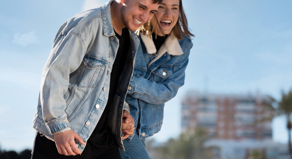 Τα ρούχα-κλειδιά: Πώς περνάμε από το γραφείο στο σαββατοκύριακο με απλές κινήσεις