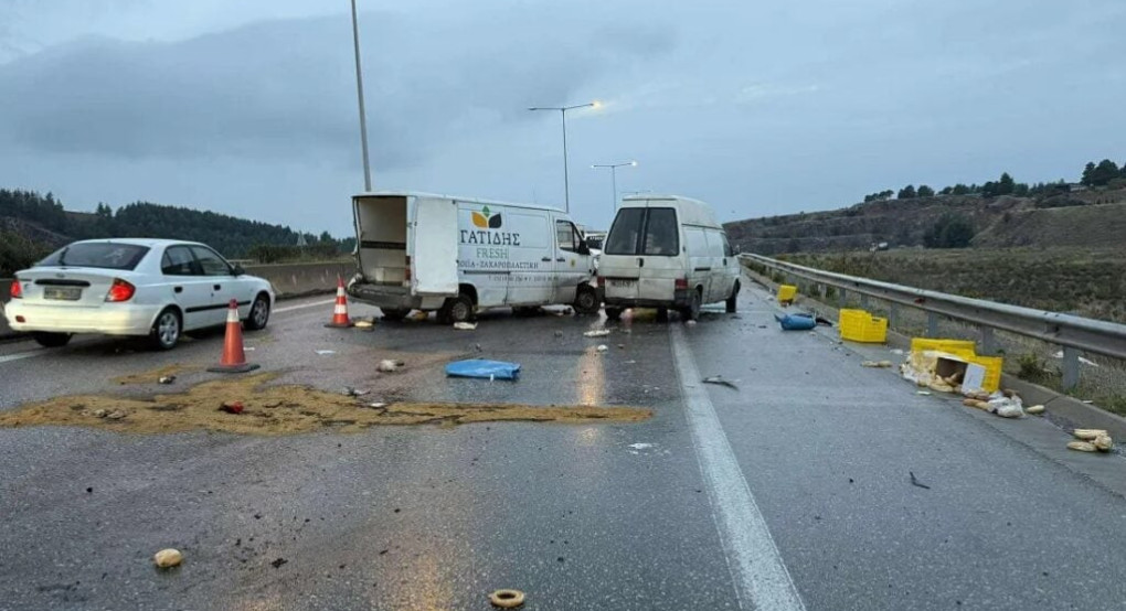 Θεσσαλονίκη: Σύγκρουση ασθενοφόρου με δύο βαν στην Περιφερειακή