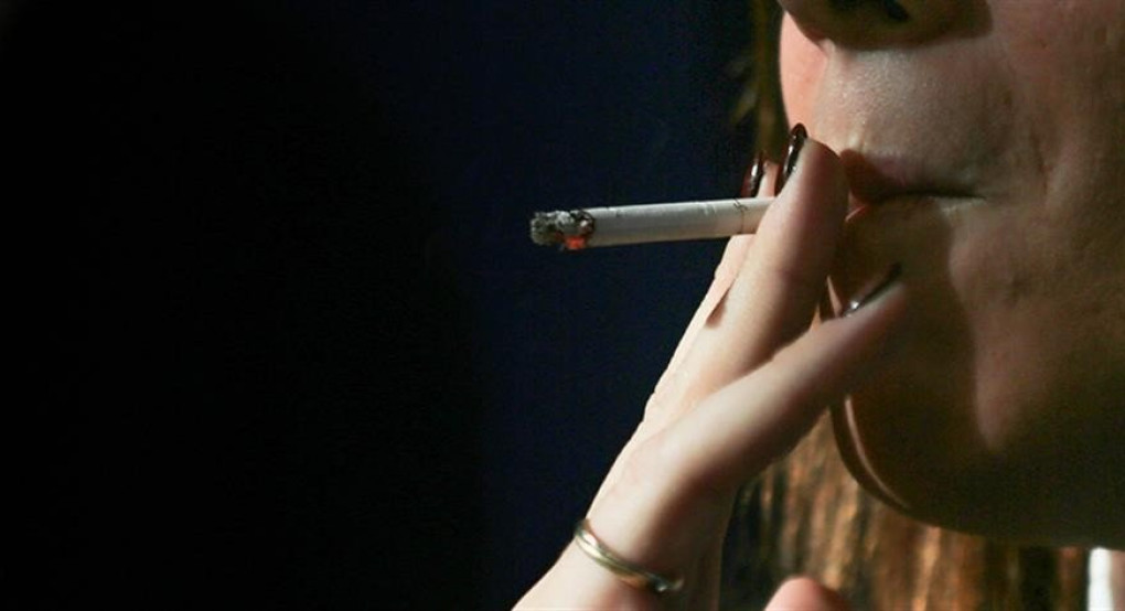 Καπνιστές το 90% των νέων που “χτυπά” ο κορωνοϊός