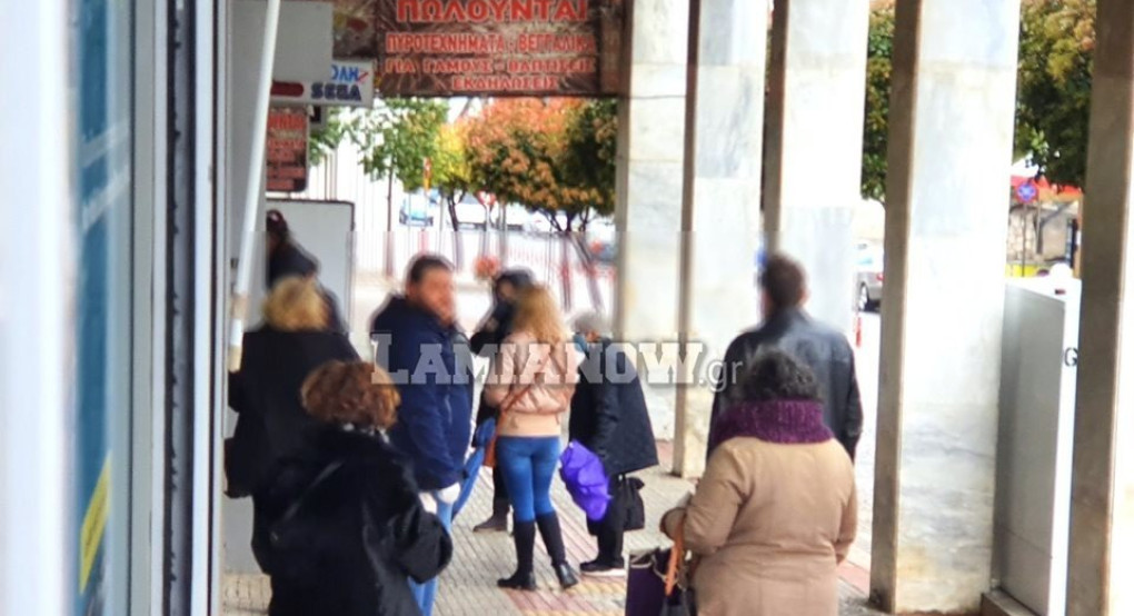 Λαμία: Δεν μοιάζει και πολύ για καραντίνα-Κίνηση στο κέντρο ενώ το περιπολικό καλεί σε συμμόρφωση