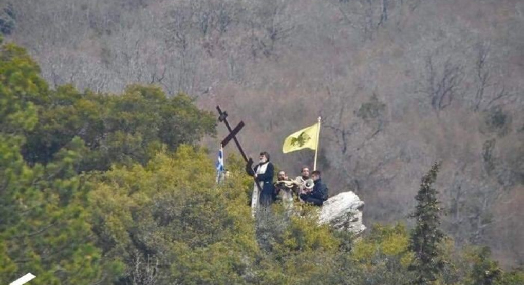 Θεσσαλονίκη: Ιερείς ανέβηκαν σε βουνό και λειτούργησαν (ΦΩΤΟ)