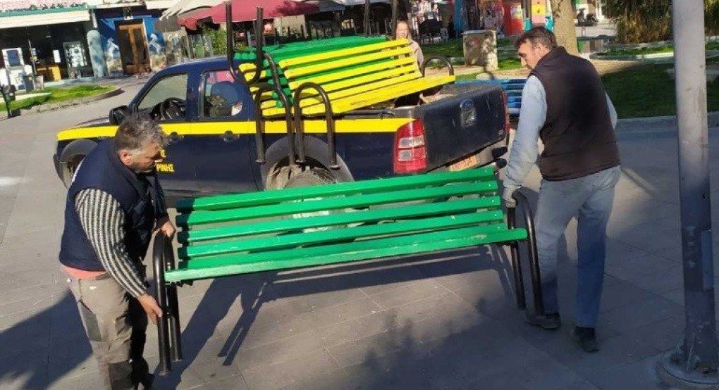 «Ξηλώνει» τα παγκάκια από τις πλατείες ο δήμος Κατερίνης