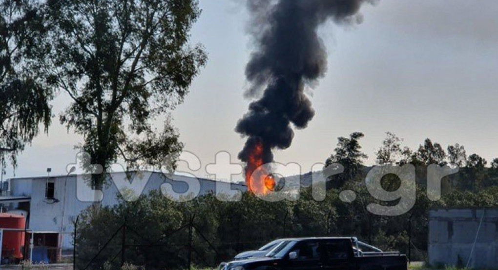Μεγάλη πυρκαγιά σε εργοστάσιο στην Αυλίδα - Σημειώνονται εκρήξεις