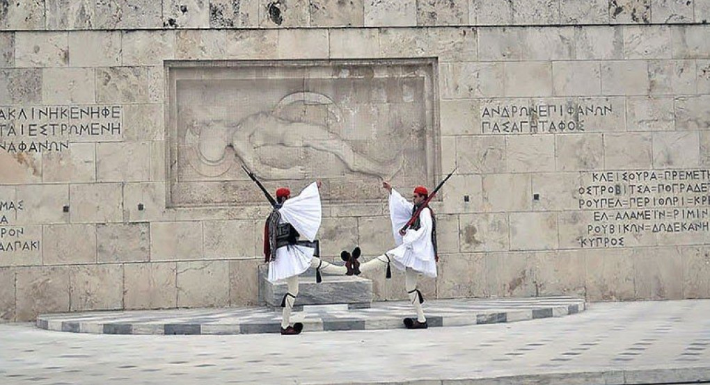 Η πρόεδρος της Δημοκρατίας κατέθεσε στεφάνι στον Άγνωστο Στρατιώτη