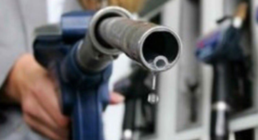 Η πτώση της τιμής του πετρελαίου, εμφανής πλέον και στους καταναλωτές