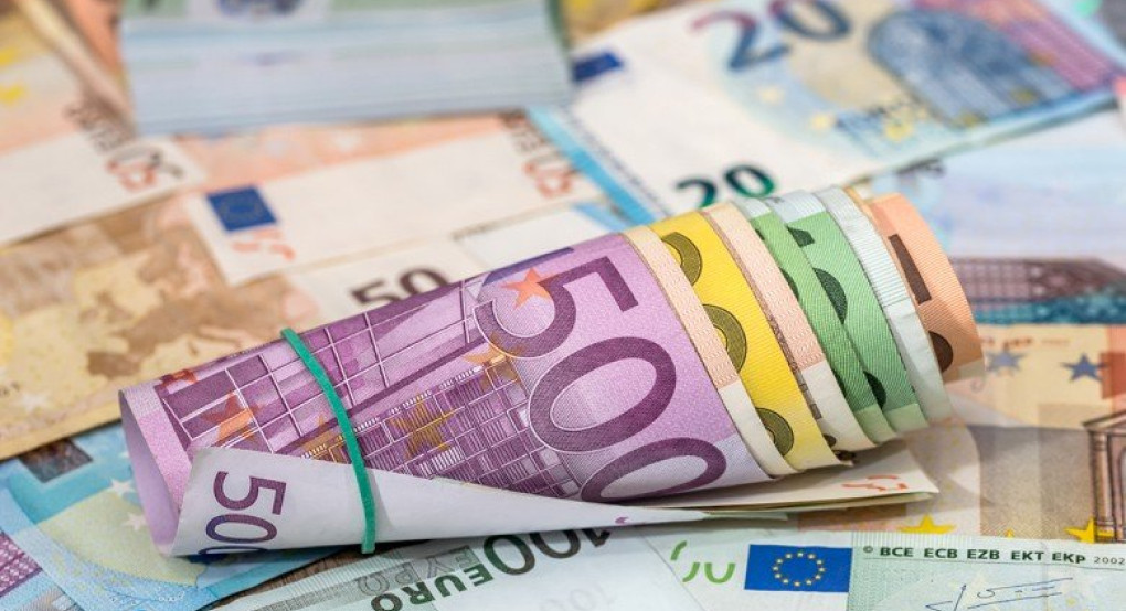 Άφησε 20.000 ευρώ κάτω από κάδο απορριμμάτων για να σώσει την κόρη της