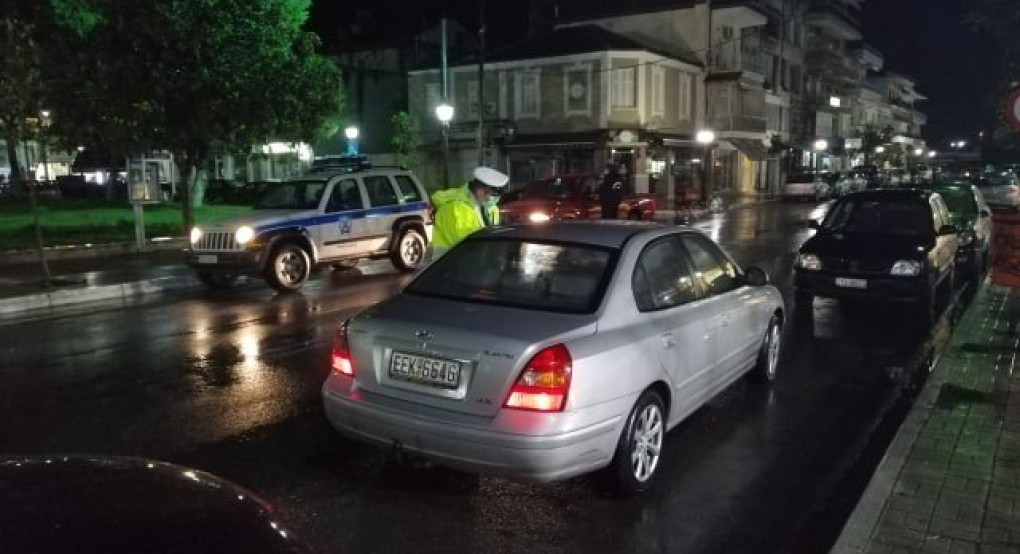 Απαγόρευση κυκλοφορίας: έλεγχοι από την Αστυνομία μπροστά από το Δημαρχείο Σκύδρας