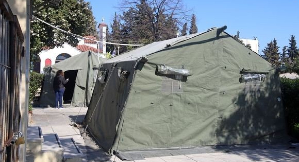 Στήνουν στρατιωτικές σκηνές στα νοσοκομεία για να πηγαίνουν όσοι έχουν συμπτώματα. Η αρχή έγινε από τον Άγιο Παύλο