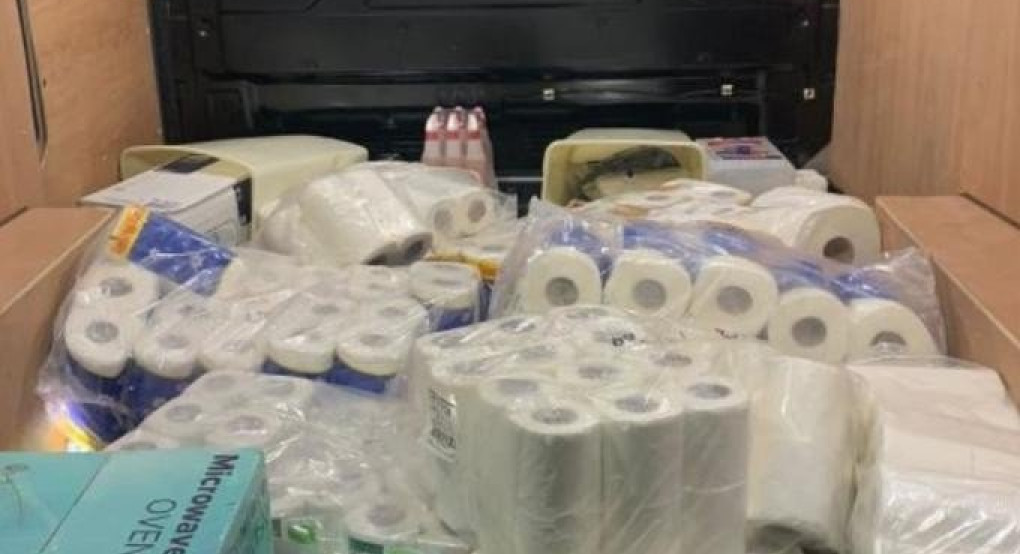 Κορωνοϊός στη Βρετανία: Συνέλαβαν τρεις άντρες γιατί γέμισαν φορτηγάκι με... χαρτιά τουαλέτας (pic)