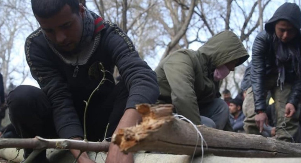 Έβρος: Οι αλλοδαποί κατασκευάζουν ξύλινα πλέγματα για να περάσουν πάνω από τον φράχτη!