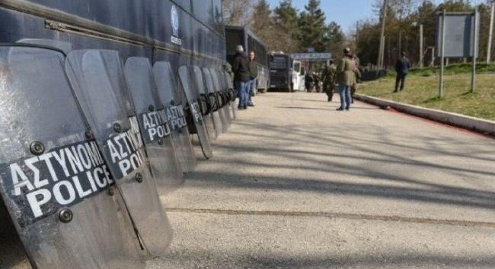 Με χειροκροτήματα και ζητωκραυγές υποδέχονται τα ΜΑΤ κάτοικοι στις Καστανιές Έβρου