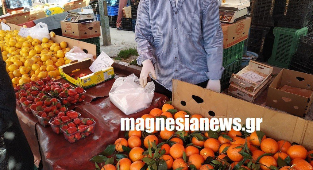 «Με το γάντι» από αύριο και οι καταναλωτές στις λαϊκές αγορές. Θα τους το προμηθεύουν δωρεάν οι επαγγελματίες πωλητές